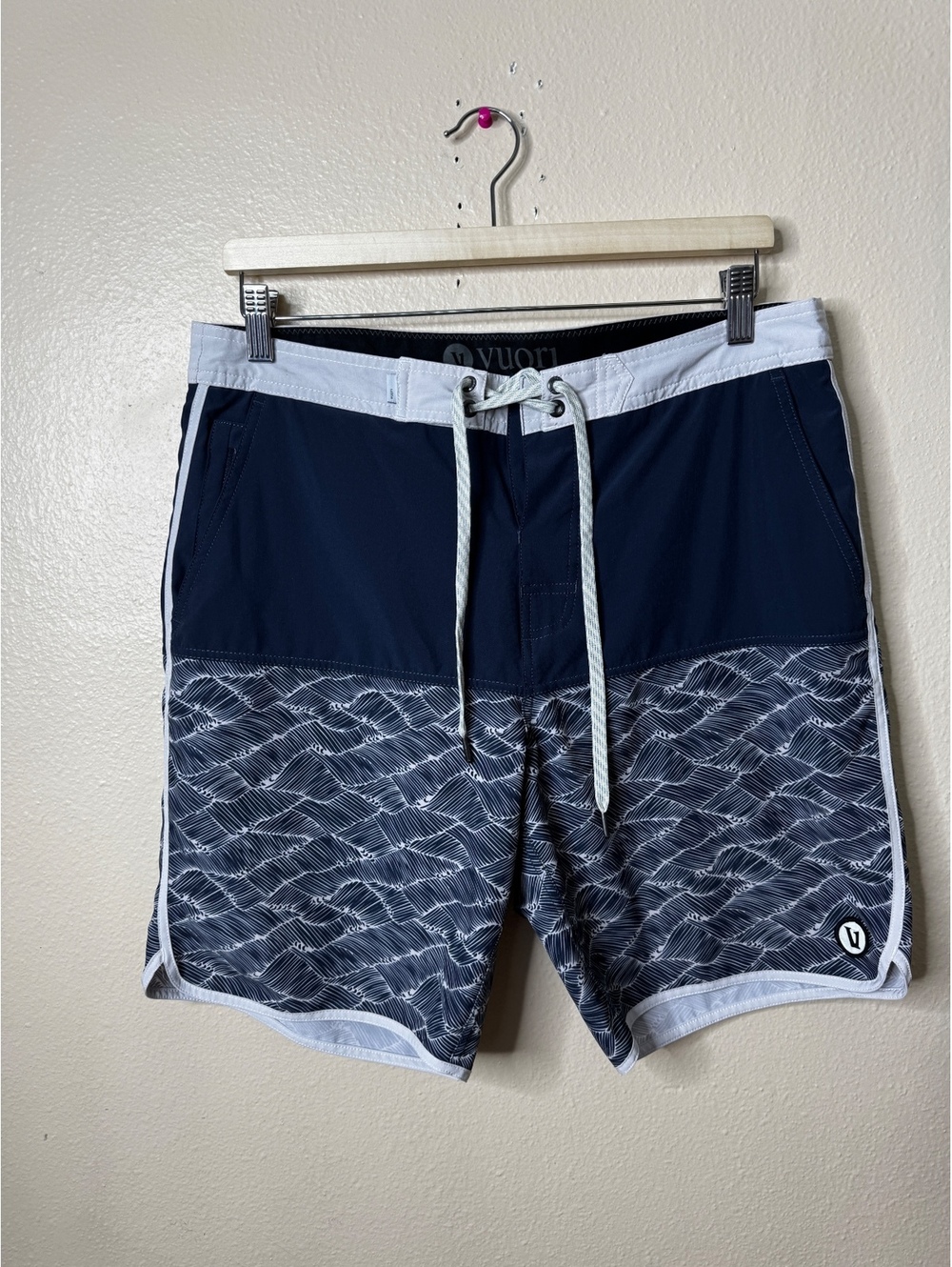 Vuori Mens 32 Board Shorts Navy White Wave Print 4-Way Stretch Swim Trunks